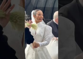 That is just so beautiful to observe! Some intimate wedding moments #temiotedola #destinationwedding