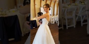 Wedding party carried rescue puppies as a substitute of bouquets 🐶❤️