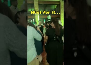 Wedding DJ randomly plays Creed = 🤷‍♂️