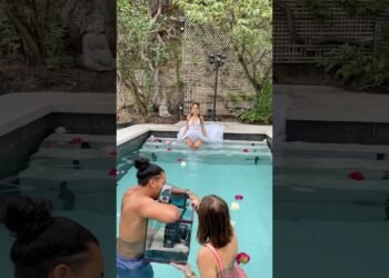 An intimate wedding in a Parisian villa, mixing elegance and modernity.