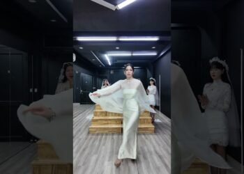 Walking down stair with a decent wedding dress #bybacademy #thanhhuyennguyen#daotaonguoimau #5g