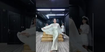 Walking down stair with a decent wedding dress #bybacademy #thanhhuyennguyen#daotaonguoimau #5g