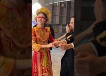Who Is My Groom? 💍 | Beautiful Traditional Chinese Wedding Dress Ceremony #wedding #shorts