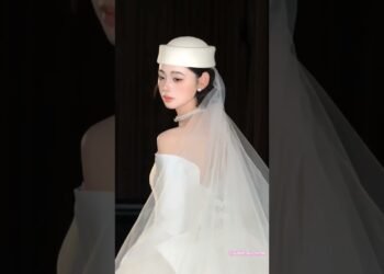Stunning Satin Wedding Dress – Dream Gown for Brides 👰✨ | बेहद खूबसूरत साटन की शादी की पोशाक #shorts