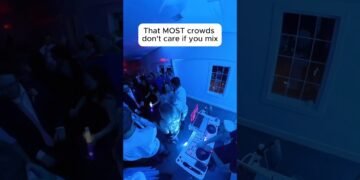 🤔 Should a DJ Mix at a Wedding?