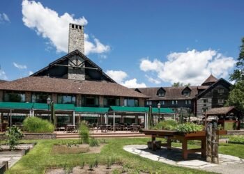 Montreal Wedding Venues: Chateau Montebello