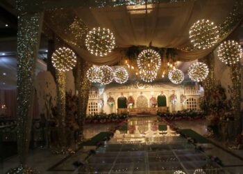 Glass stage for wedding set design by SINGLEsource