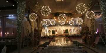 Glass stage for wedding set design by SINGLEsource